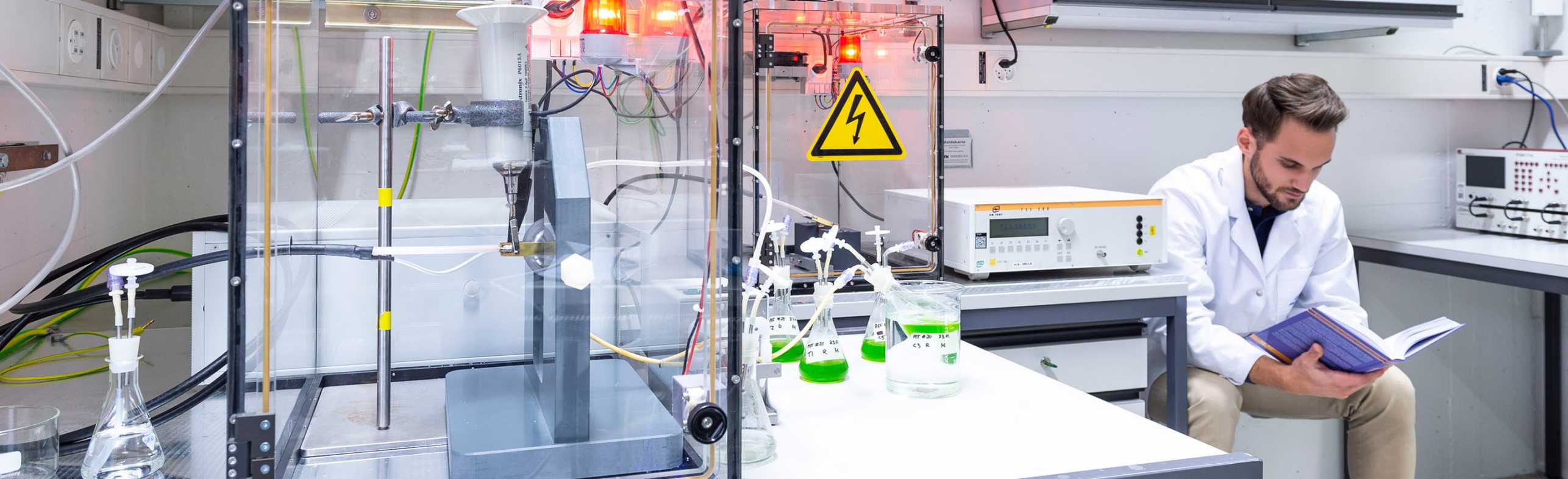 Enlarged view: Leandro Buchmann in our new developed pulsed electric field PEF laboratory. (Photograph: Rainer Spitzenberger)