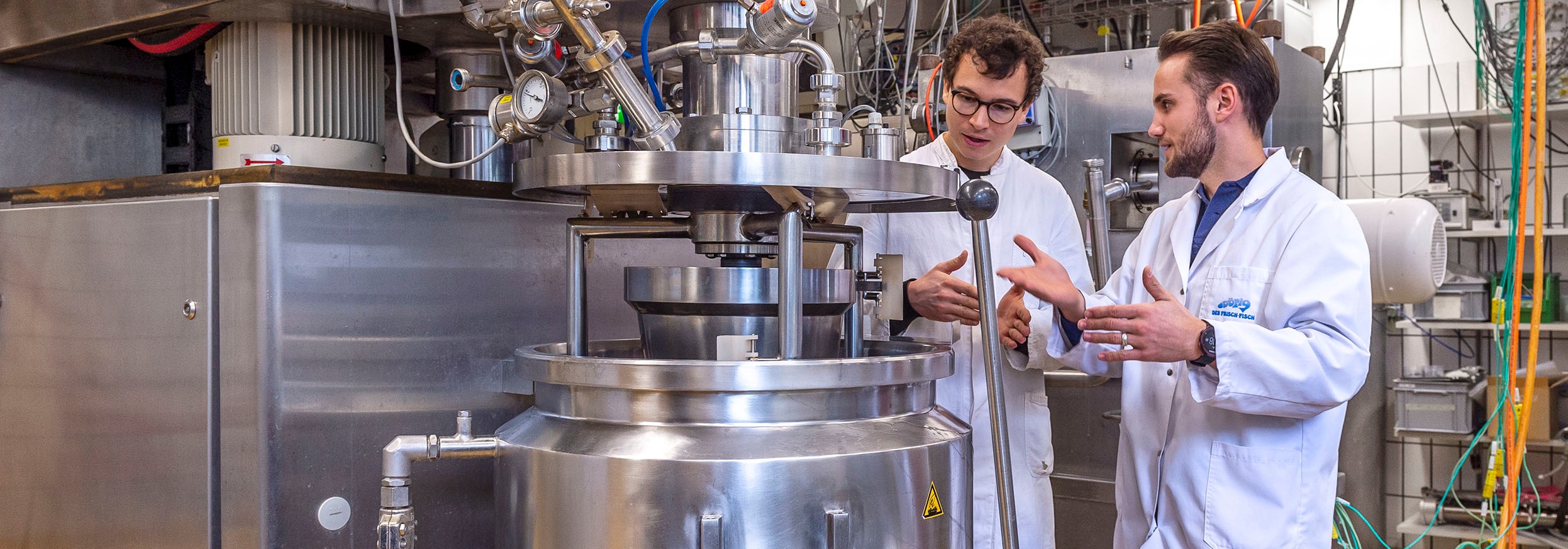 Enlarged view: Lukas Böcker and Leandro Buchmann working on food processing. (Photograph: Rainer Spitzenberger)