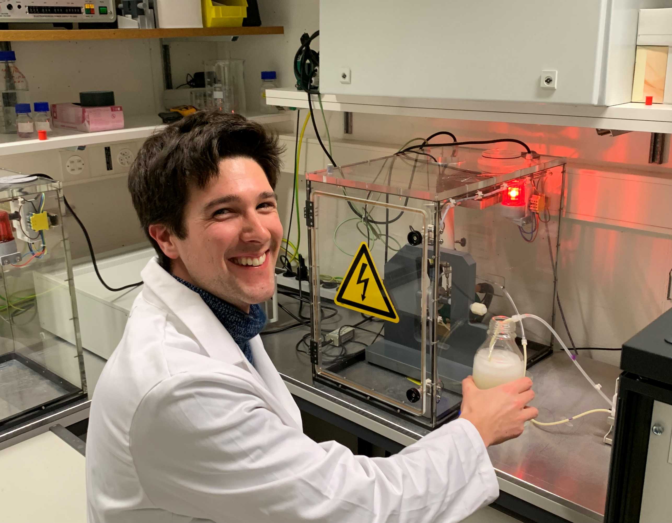 Enlarged view: Robert Axelrod processing dairy formulations with pulsed electric fields. (Photograph: Alessia Delbrück)